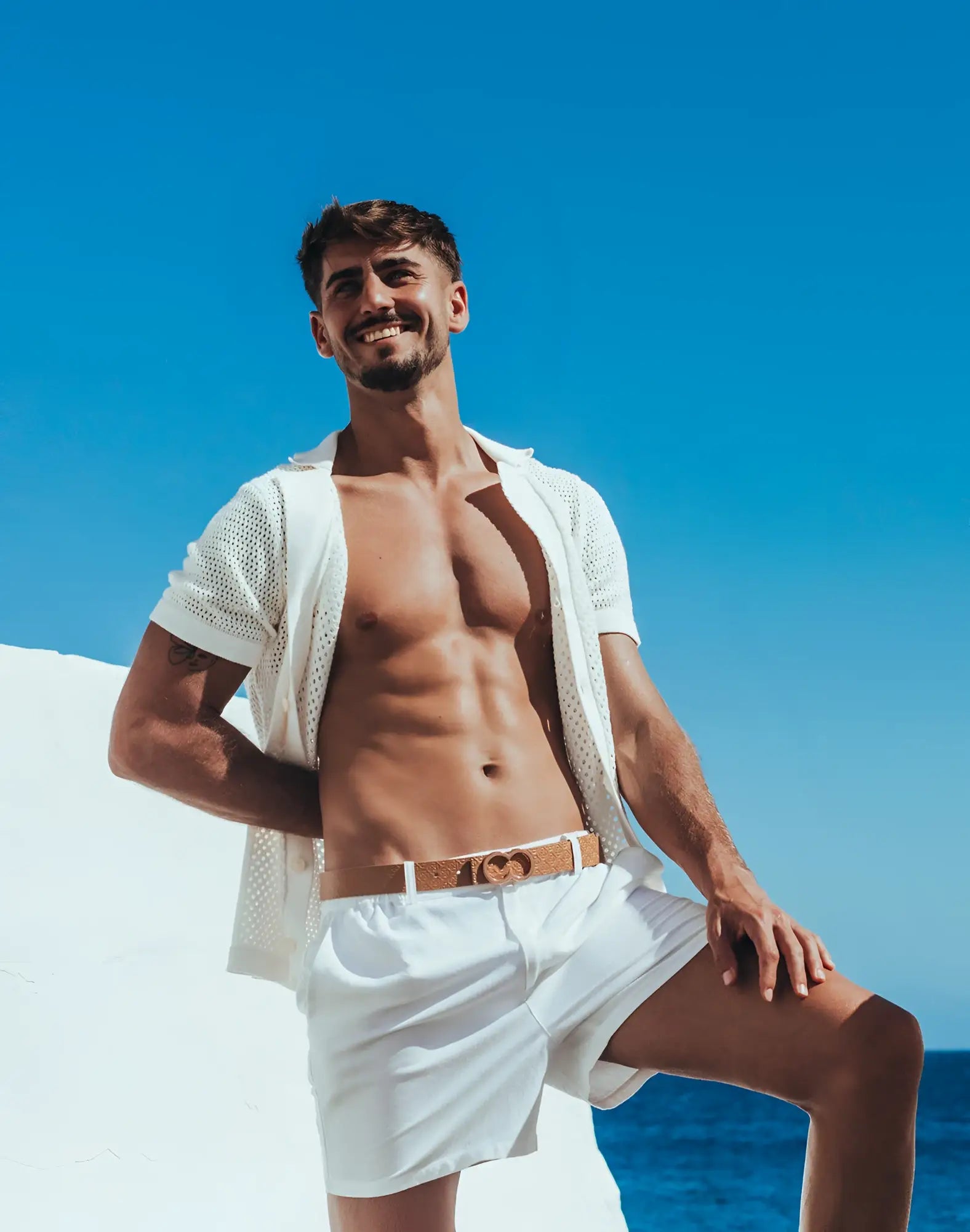 White belt with heart-shaped buckle paired with 2EROS Amalfi Shirt in white for casual and stylish wear