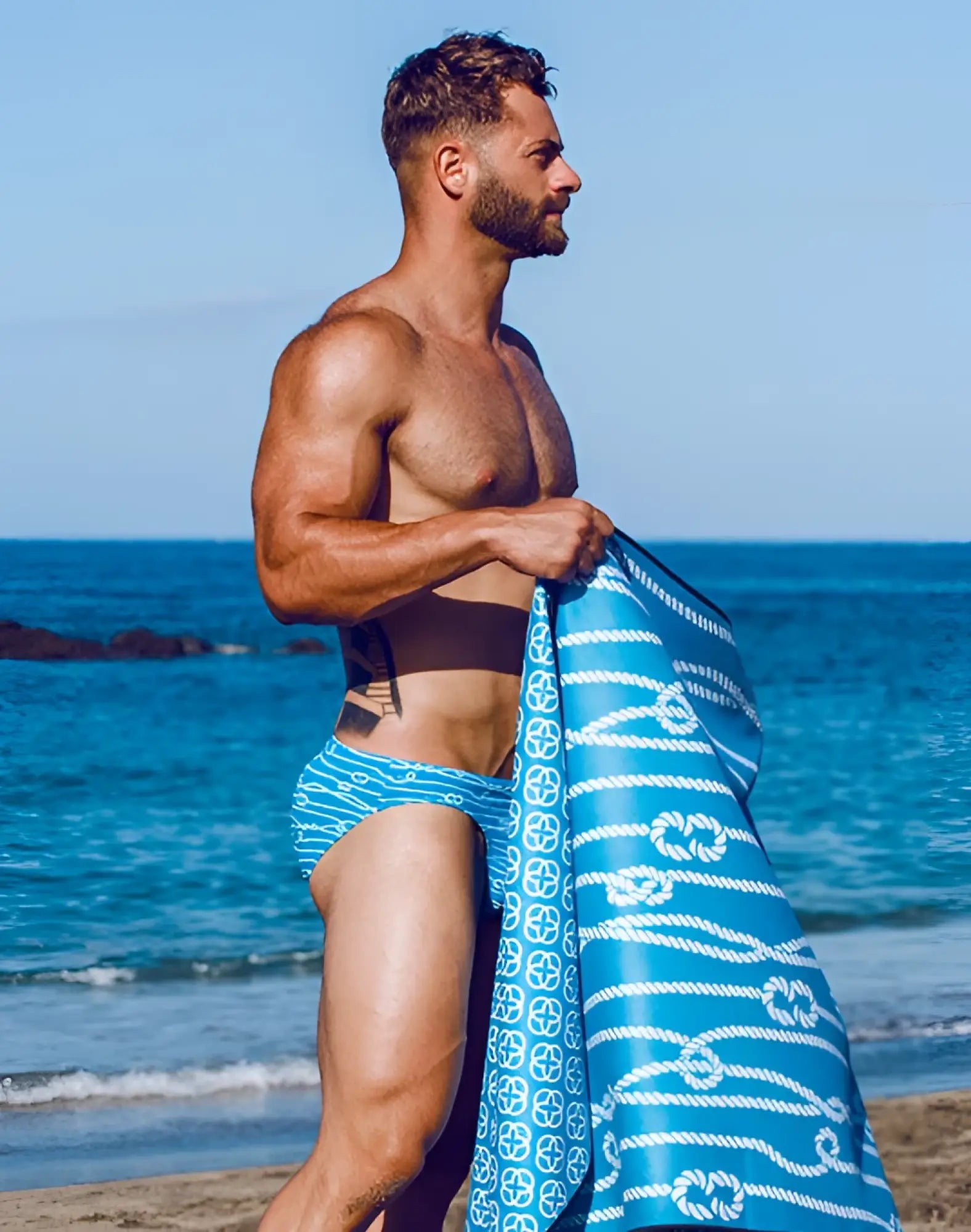 Blue and white rope-patterned 2EROS sand-free beach towel designed for quick drying and easy sand removal