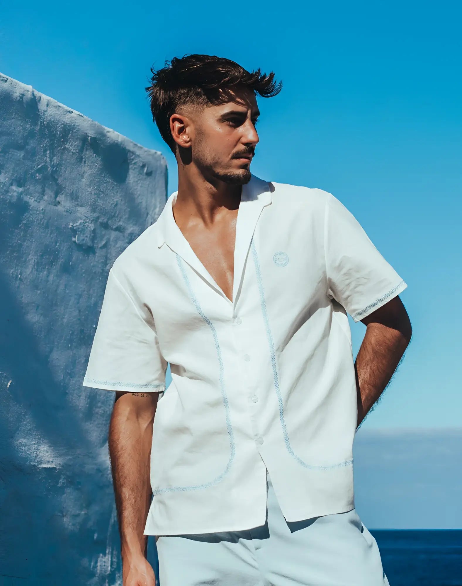 White short-sleeved 2EROS Santorini shirt with light blue stitching details in navy accents for casual wear