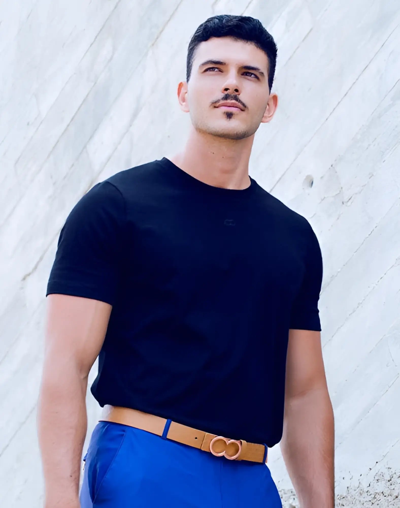 A tan leather belt with a double-looped metal buckle paired with a black 2EROS T21 Peruvian cotton crewneck t-shirt