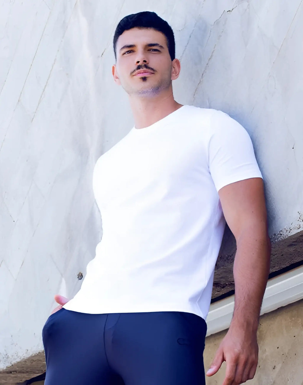 A man wearing a white 2EROS T21 Peruvian cotton crewneck t-shirt with short sleeves