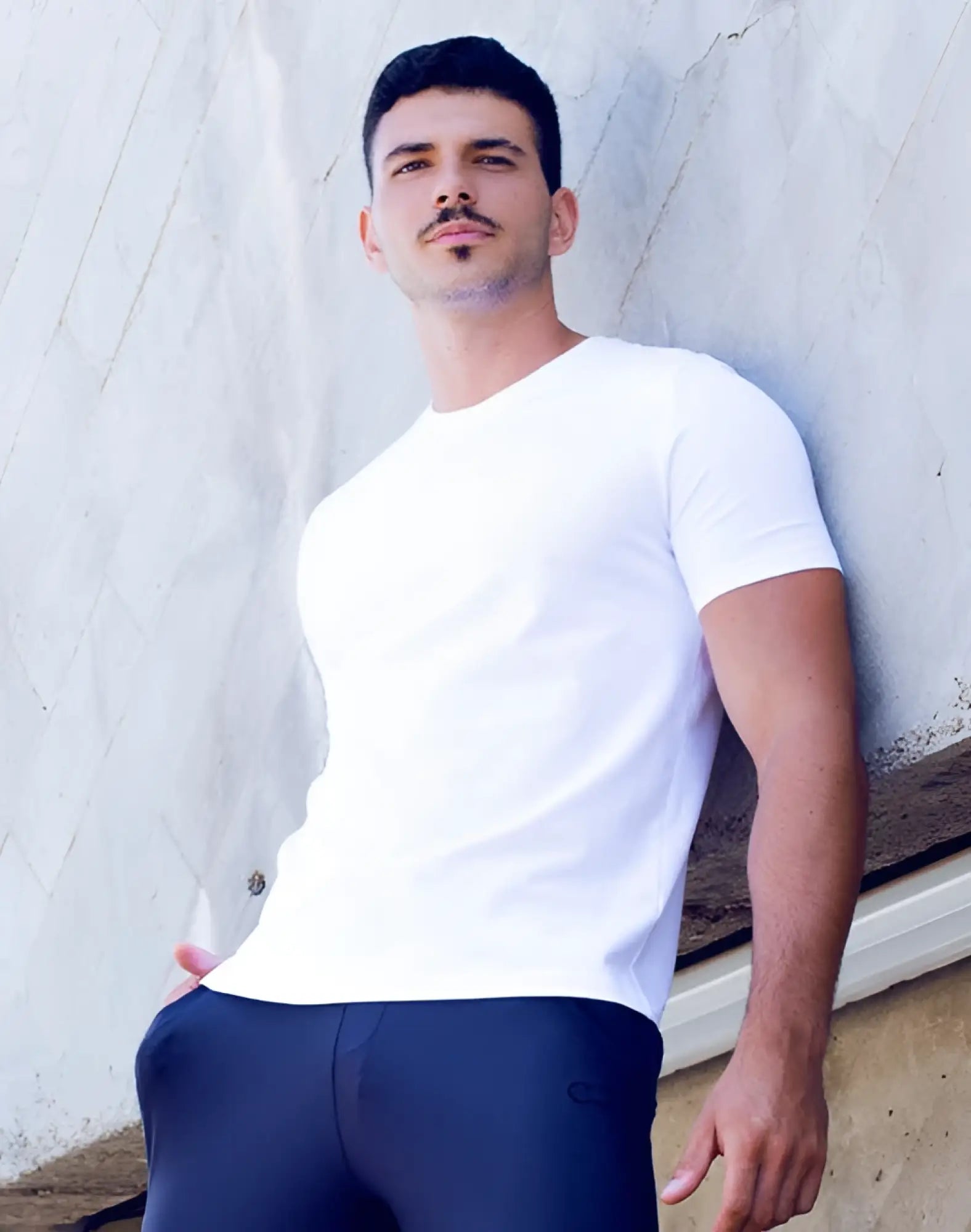 A man wearing a white 2EROS T21 Peruvian cotton crewneck t-shirt with short sleeves