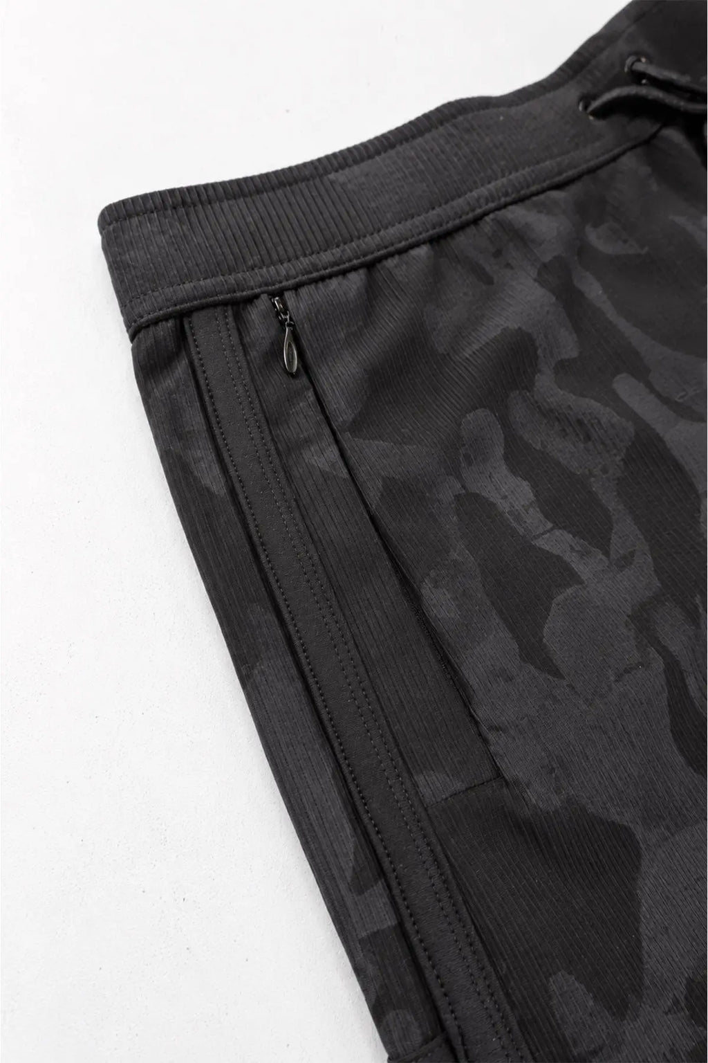 JJ Malibu Men's City Fit Drawstring Short Shorts - Monochrome Camo