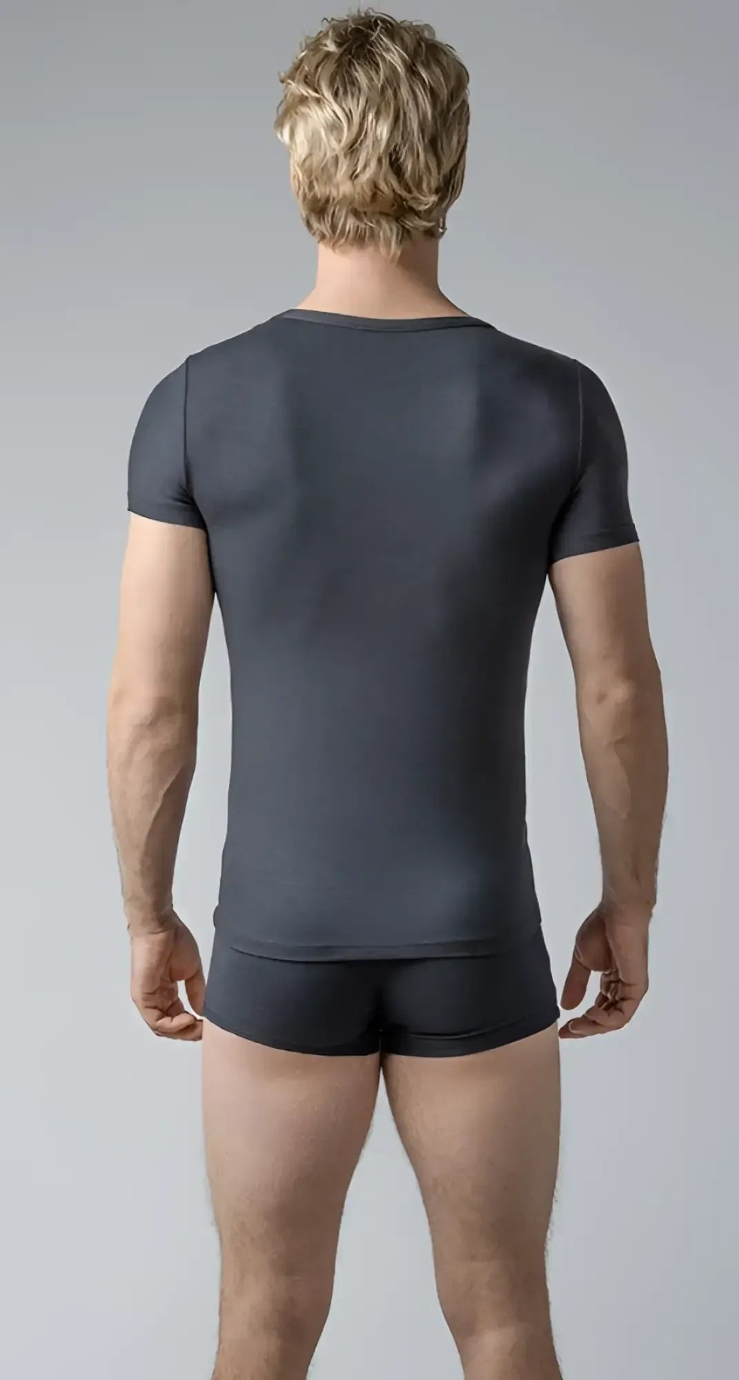 Black short-sleeved fitted crew neck t-shirt made of soft cotton for casual wear
