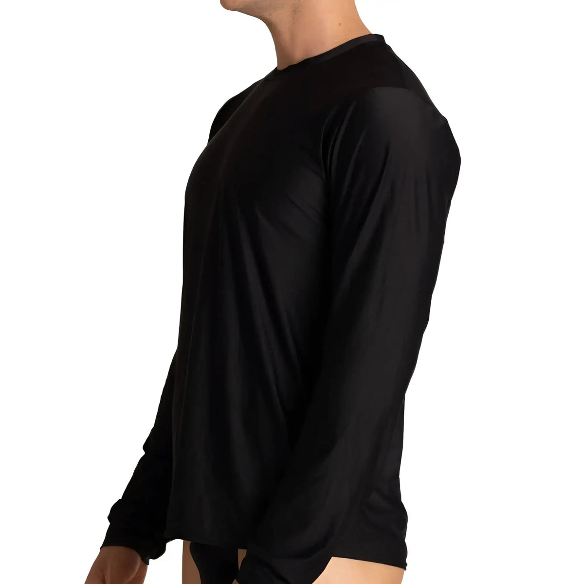 Black gigo sport long sleeve shirt with smooth form-fitting fabric and crew neckline for athletic use