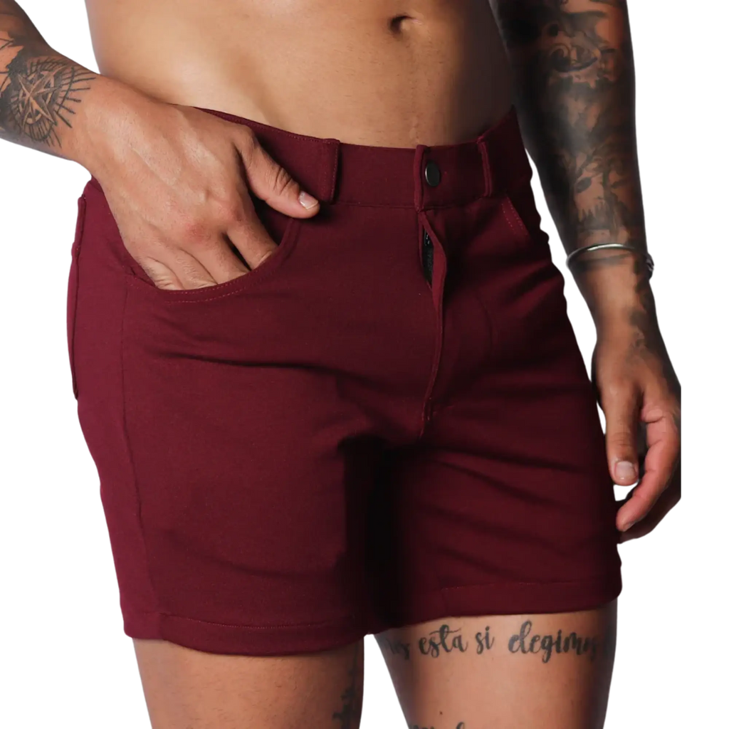 Wine-coloured, short-length casual shorts in a smooth, stretch fabric with a button-fly closure and belt loops.