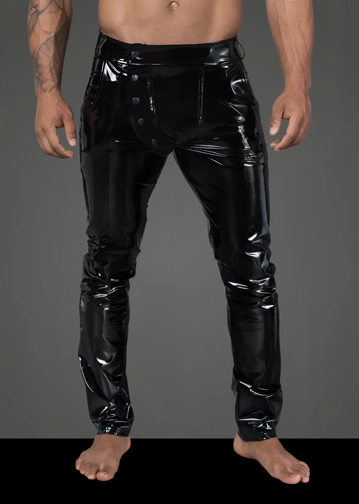 Noir long elastic pvc pants in black patent leather with glossy finish and buttoned front pockets