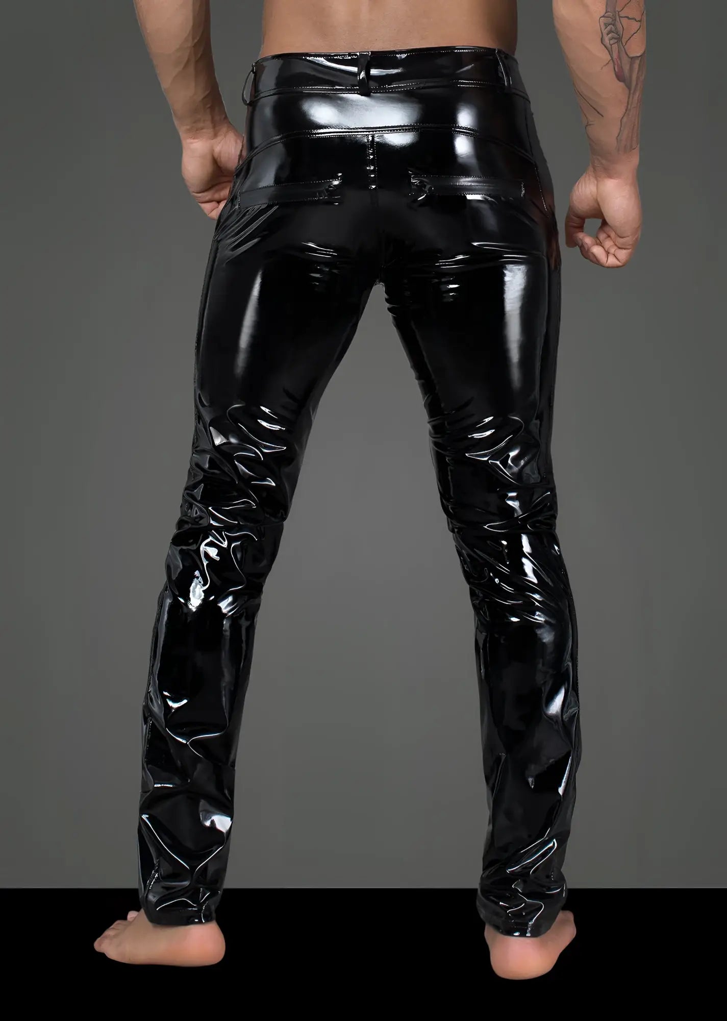 Noir long elastic pvc pants in black glossy patent leather with a sleek form-fitting design