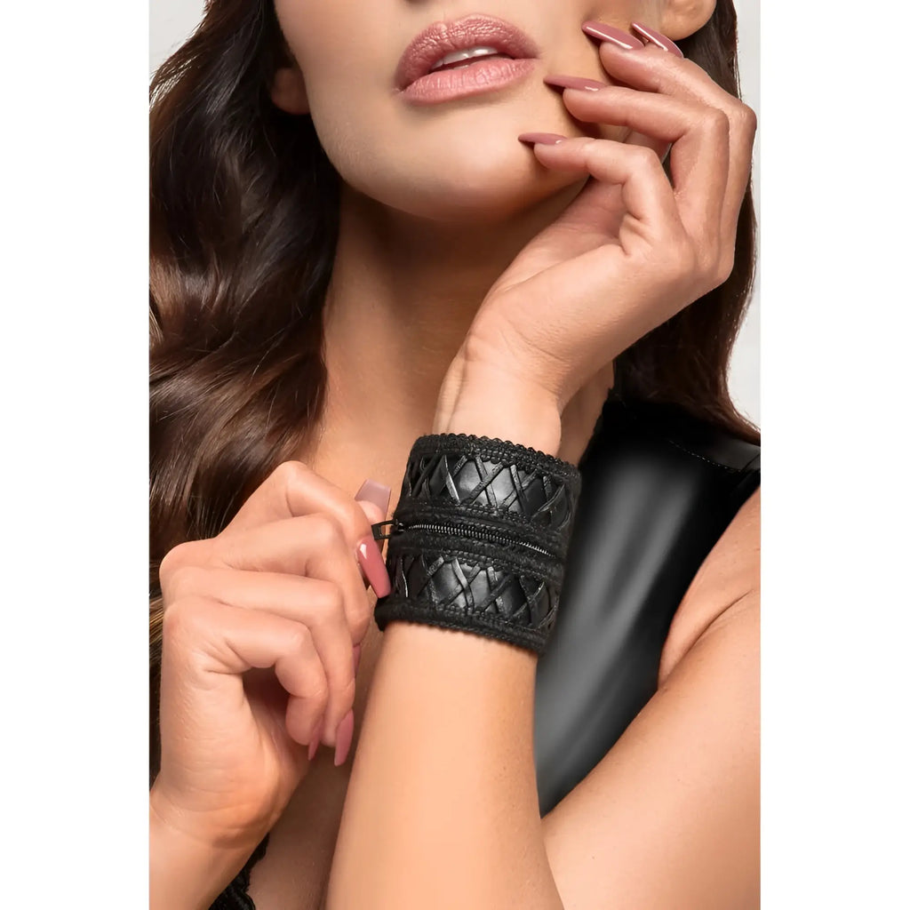 Black woven leather wrist cuff with a hidden central zipper detail noir wrist wallet one size