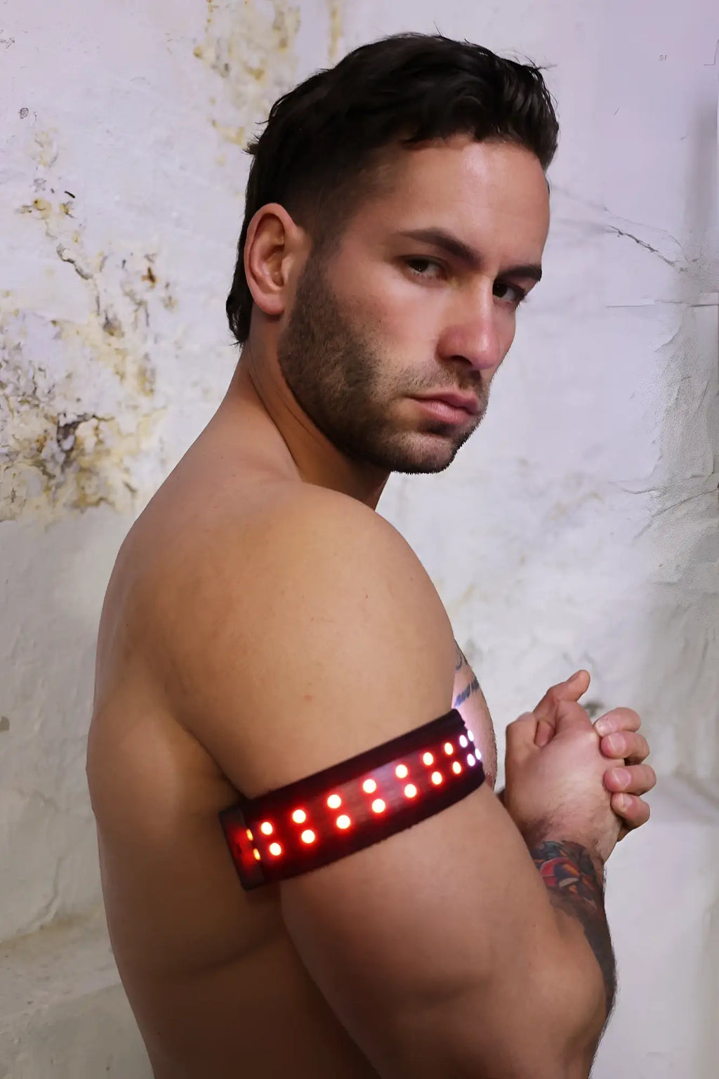 Soundwave armband red led light therapy armband worn on upper arm for pain relief and muscle recovery