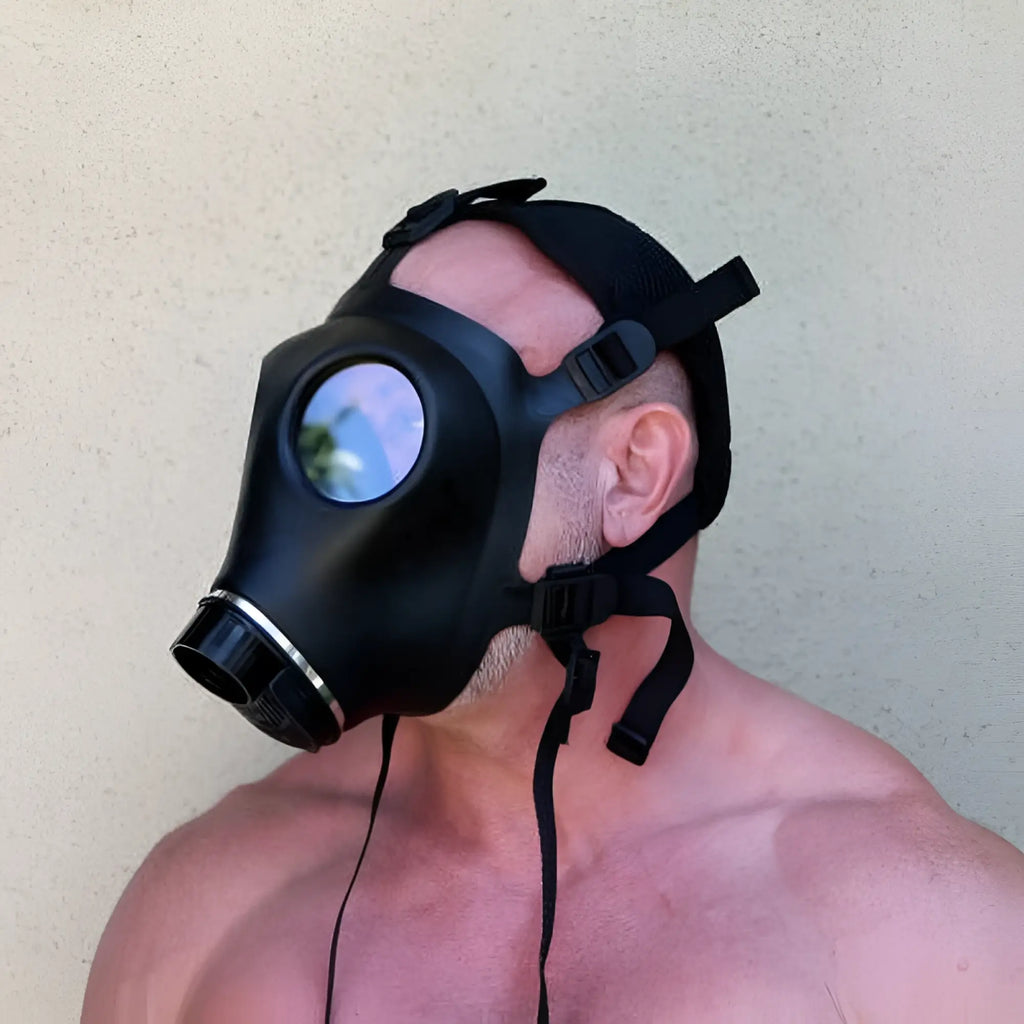 Black sport fucker adjustable rubber gas mask with circular lens and adjustable straps for secure fit