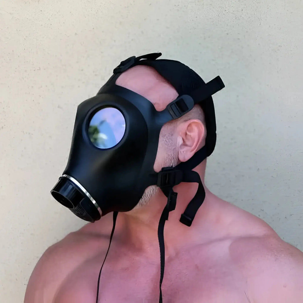 Black sport fucker adjustable rubber gas mask with circular lens and adjustable straps for secure fit